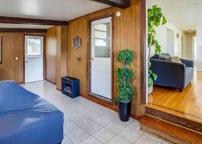 {Hot Tub In Ranch} Mins To Airport/Uofr/Strng/Dwtn